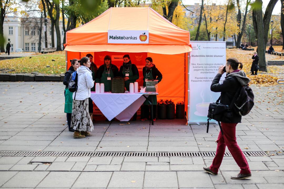 "Maisto bankas" praeivius kvietė vaišintis šiupiniu ir paremti skurstančius