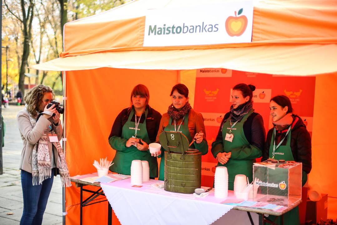 "Maisto bankas" praeivius kvietė vaišintis šiupiniu ir paremti skurstančius