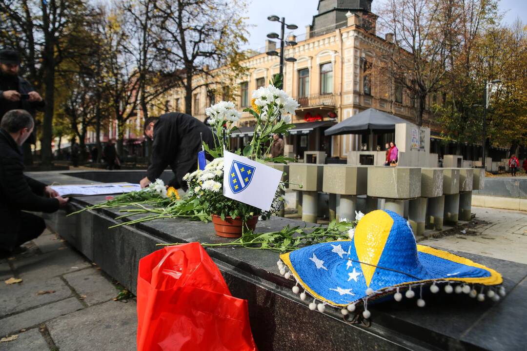 Bosniai sirgaliai gedulo akcija pagerbė savo žuvusius draugus