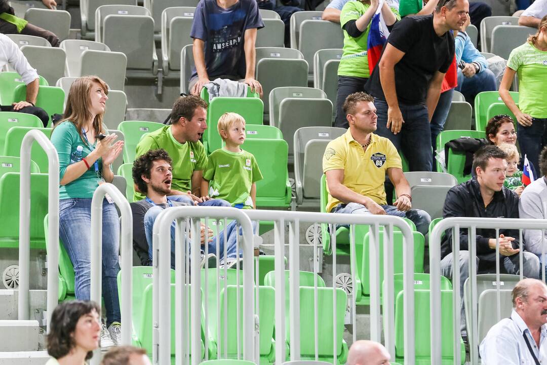 Slovėnų šeimos stebi rungtynes