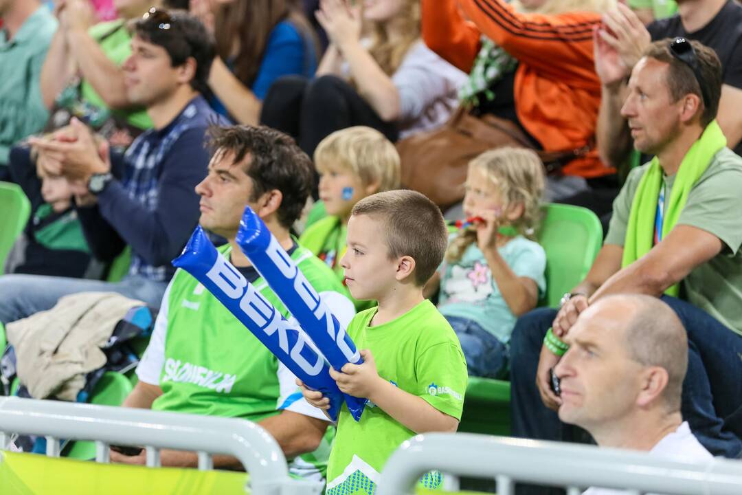 Slovėnų šeimos stebi rungtynes