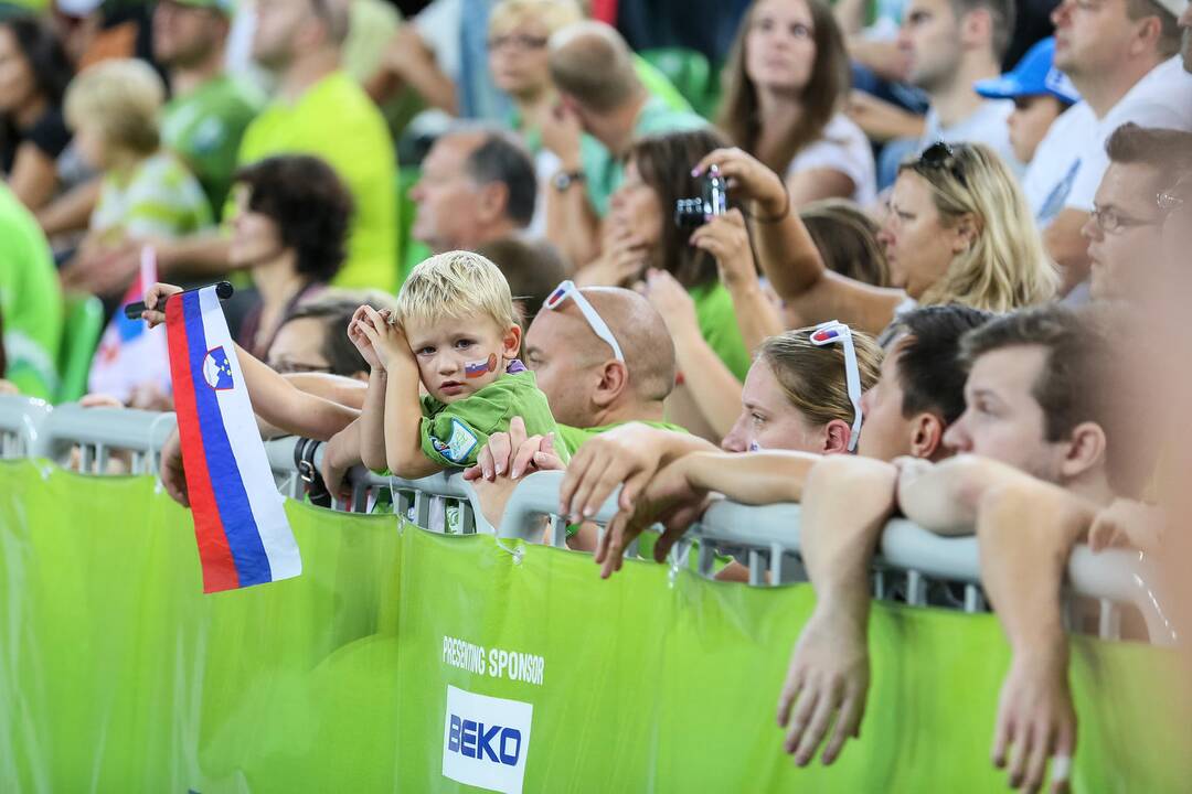 Slovėnų šeimos stebi rungtynes
