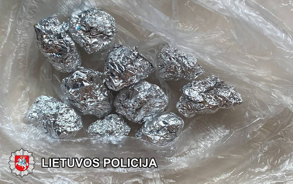 Įkalčiai: pas nepilnametį namuose policininkai rado parduoti paruoštų kanapių.