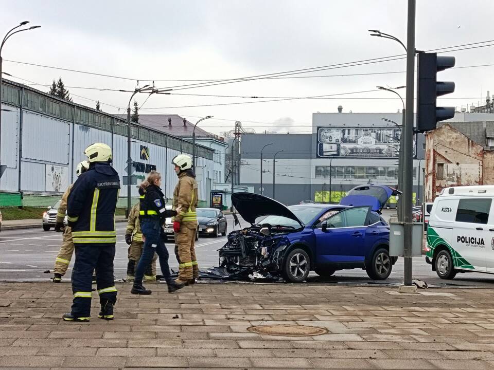 Karaliaus Mindaugo prospekte – „Audi“ ir „Nissan“ avarija