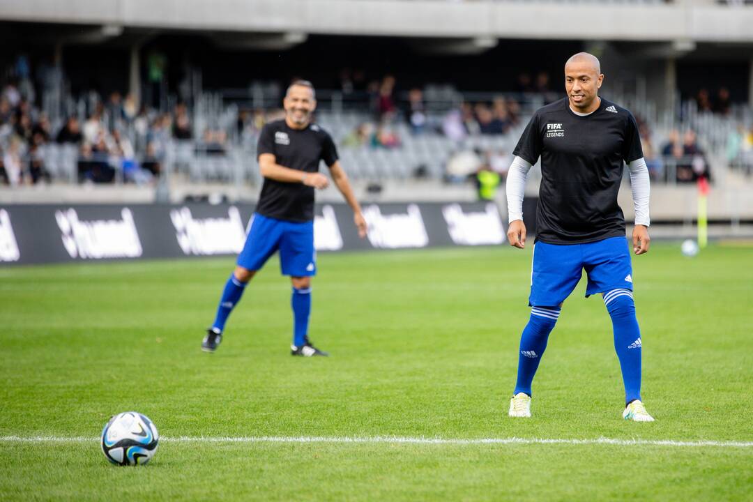 Pasaulio futbolo legendų rungtynės su legendiniais Lietuvos futbolininkais