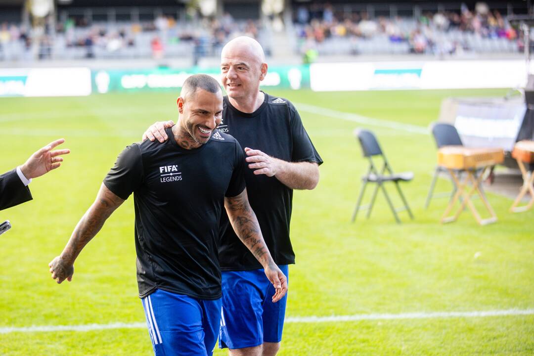 Pasaulio futbolo legendų rungtynės su legendiniais Lietuvos futbolininkais