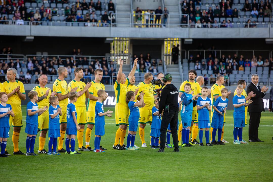  Pasaulio futbolo legendų rungtynės su legendiniais Lietuvos futbolininkais