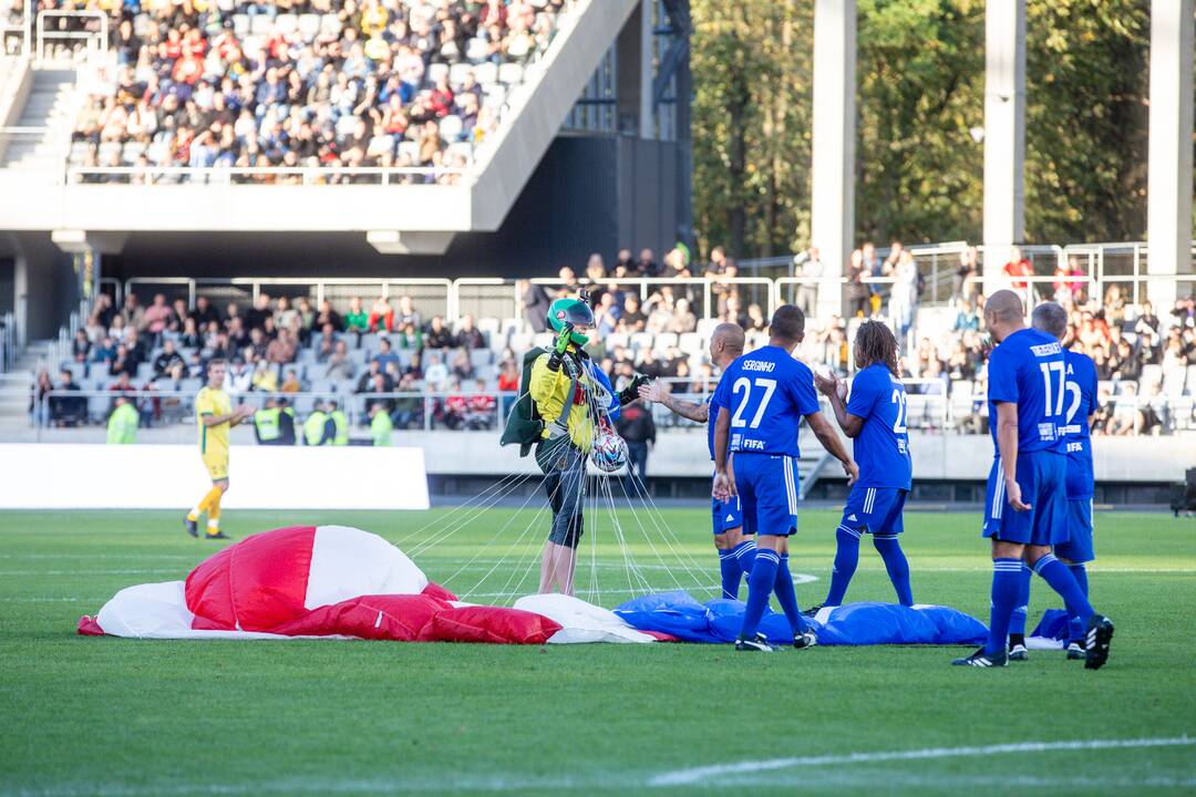  Pasaulio futbolo legendų rungtynės su legendiniais Lietuvos futbolininkais