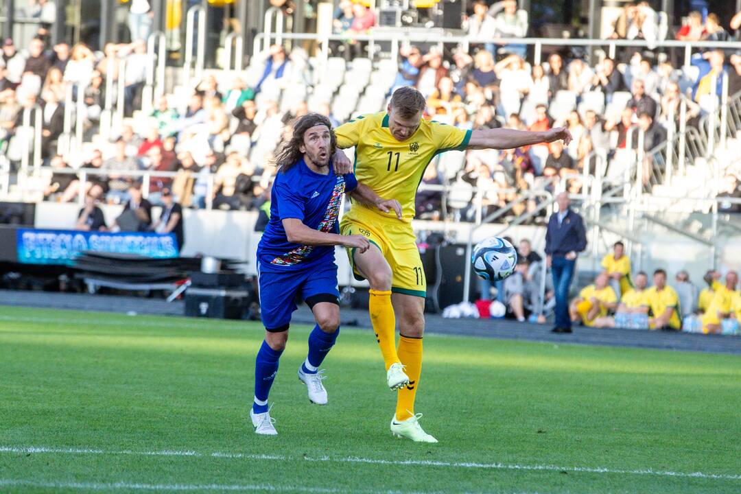  Pasaulio futbolo legendų rungtynės su legendiniais Lietuvos futbolininkais