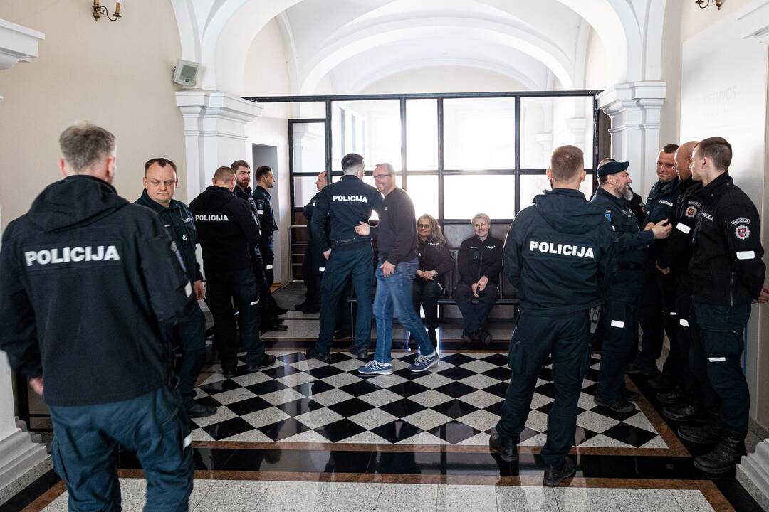 Teismas vėl atvertė moterį nušovusio pareigūno bylą