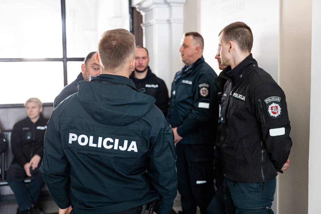 Teismas vėl atvertė moterį nušovusio pareigūno bylą