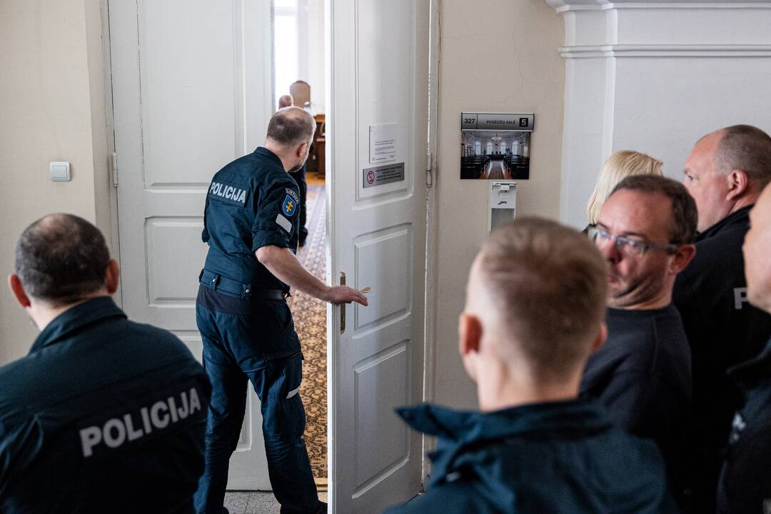 Teismas vėl atvertė moterį nušovusio pareigūno bylą