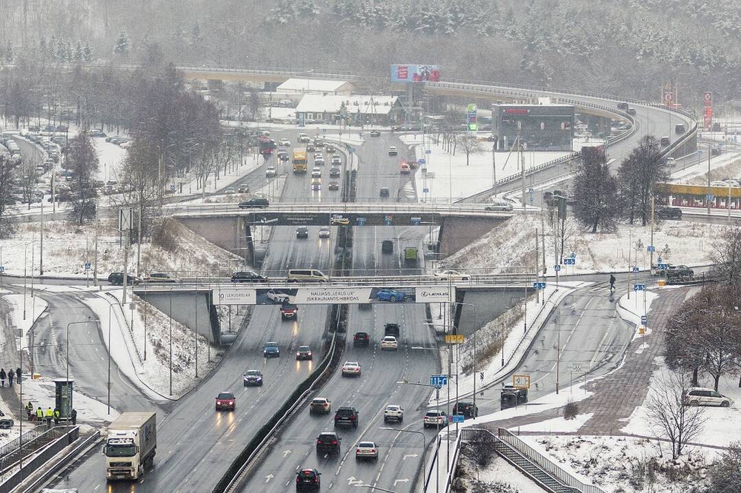 Atsakė į klausimą, pakurstantį vairuotojų rietenas: rodyti ar nerodyti?