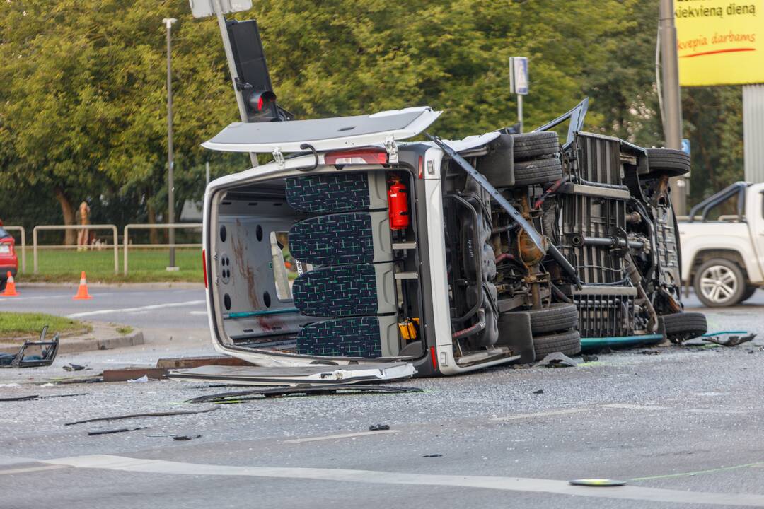 Mikroautobuso ir krovininio automobilio avarija Kaune