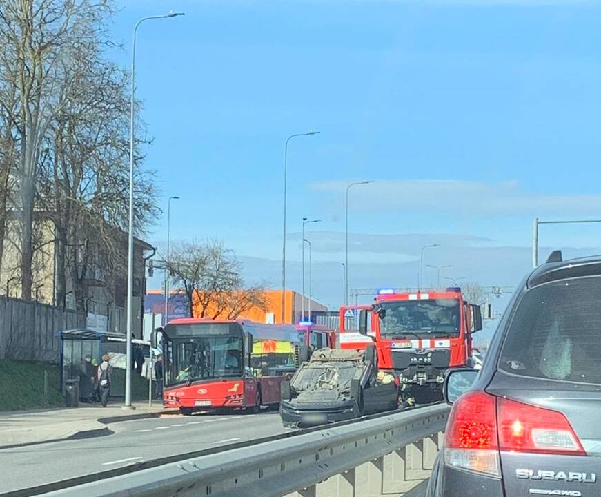Vilniuje susidūrus keturiems automobiliams, nukentėjo du žmonės, eismas atnaujintas 