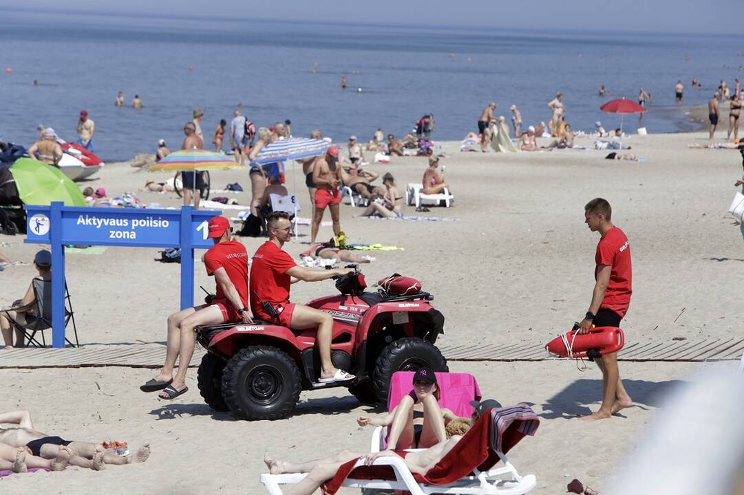 Įpročiai: paplūdimių lankytojai būna itin atsipalaidavę, tad kartais pamiršta ne tik savo daiktus, bet ir atžalas.