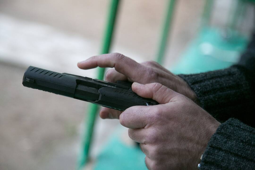 Latvijos pasienyje sulaikytas ginkluotas lietuvis: užtaisytą pistoletą įsikišo į pažastį