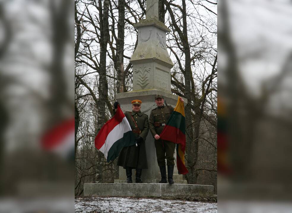 Paminėjimas: praeities tyrinėtojas E. Kazlauskis ir jo bičiulis Mantas Rumšas vasario 16-ąją vilkėdami tarpukario Lietuvos kariškių uniformomis nusifotografavo prie Skomantų piliakalnį puošiančio paminklo. Jo autorius – tragiško likimo K. Rameika.