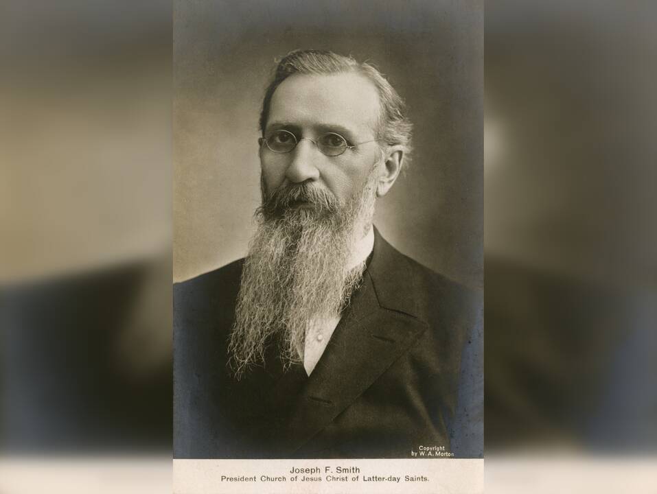 Vedlys: J. F. Smithas vyresnysis (1838–1918) – šeštasis Pastarųjų dienų šventųjų Jėzaus Kristaus bažnyčios prezidentas ir paskutinis prezidentas, asmeniškai pažinojęs mormonų tikėjimo įkūrėją J. Smithą jaunesnįjį, apie 1908 m.