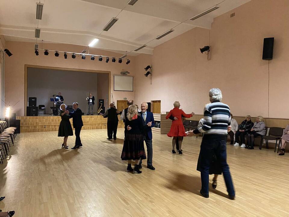 Linksmybės: šokių sūkuryje buvo ne tik senjorų šypsenos, gyva muzika, bet ir netikėta drama.