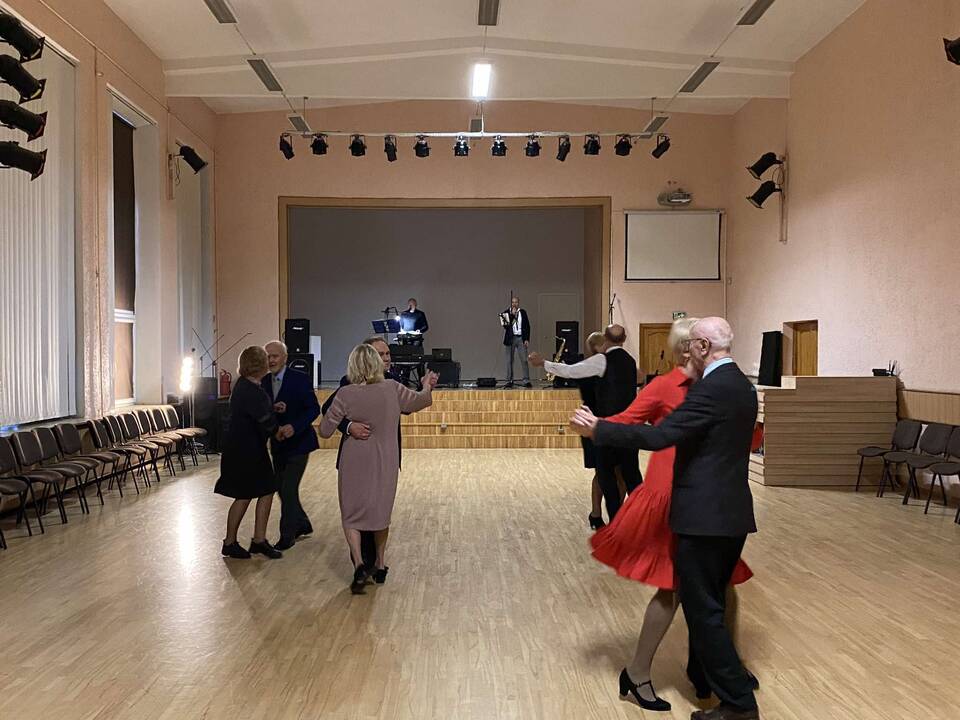 Linksmybės: šokių sūkuryje buvo ne tik senjorų šypsenos, gyva muzika, bet ir netikėta drama.