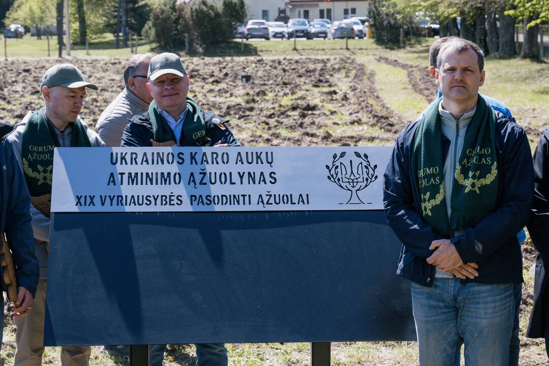 Ukrainos karo aukų atminimo ąžuolyne - dar daugiau ąžuolų