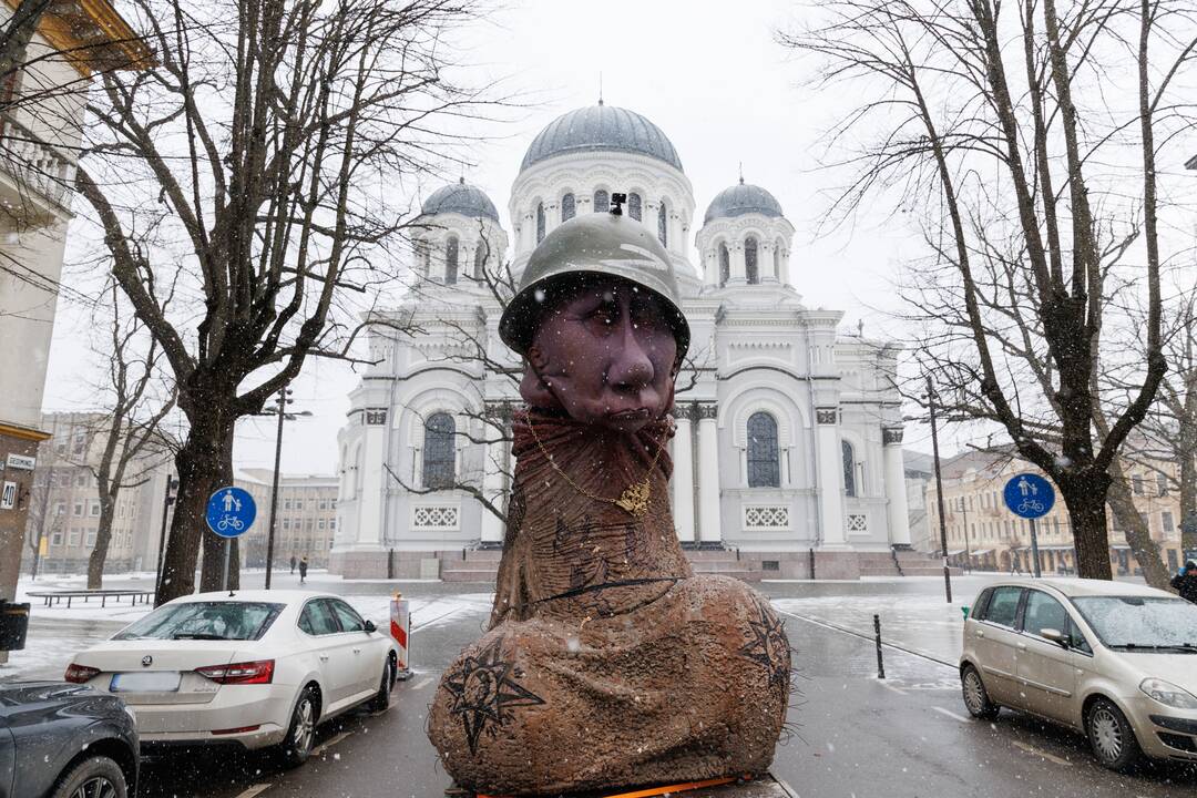 Po Kauną vežiojama skulptūra „Chuilo“