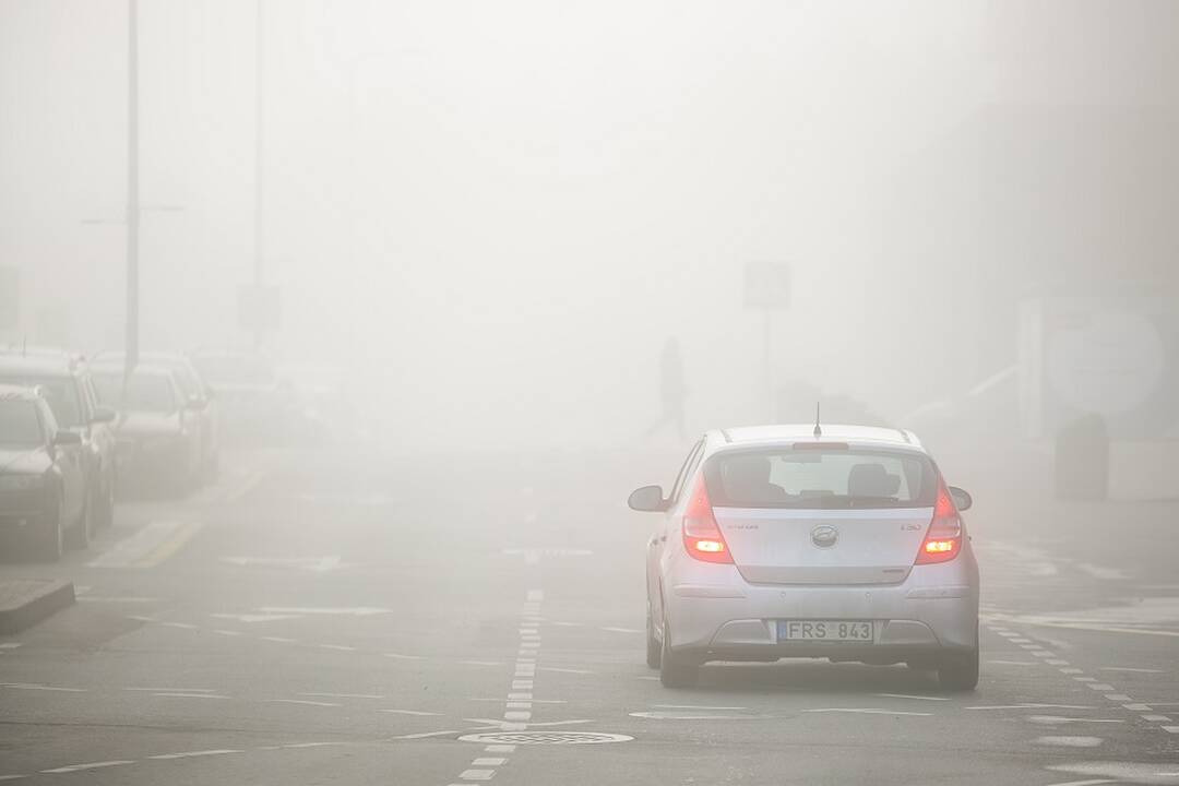Šilalės ir Telšių rajonuose eismą sunkina rūkas, matomumas sumažėjęs nuo 200 iki 400 m