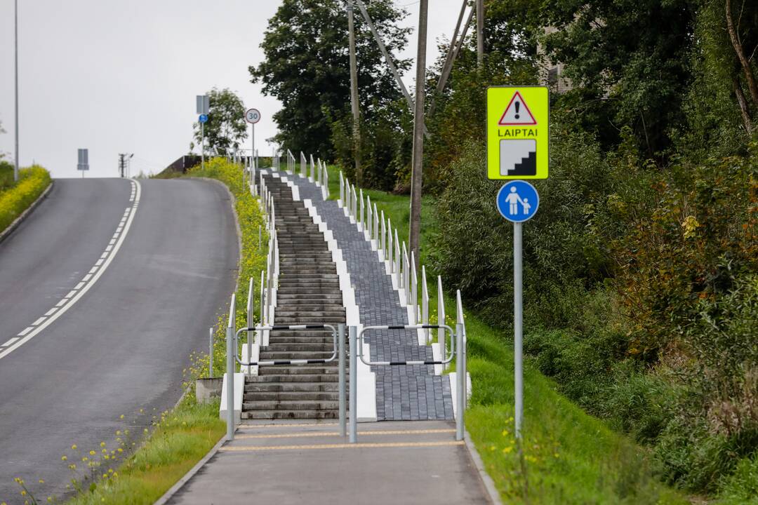 Ramučiuose esančiame dviračių take – laiptai