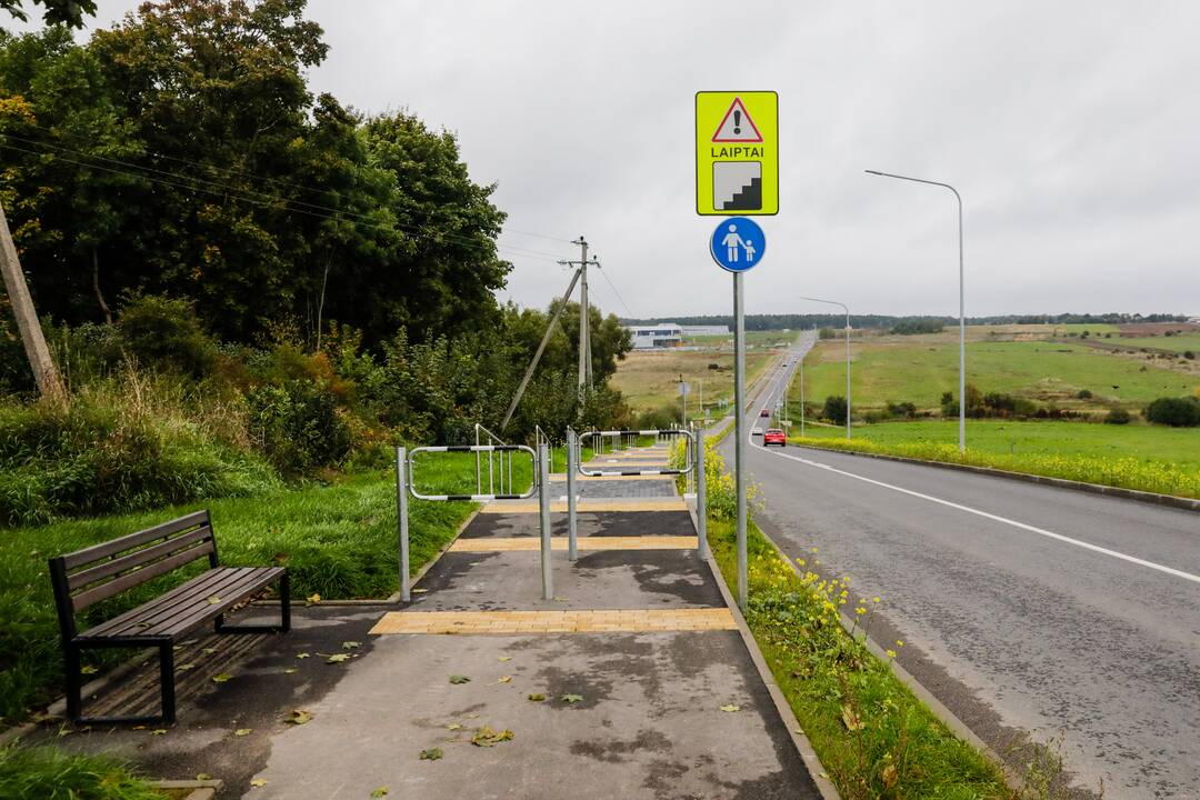 Ramučiuose esančiame dviračių take – laiptai