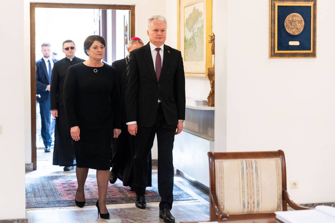 Pasirašymas užuojautų knygoje popiežiaus Pranciškaus atminimui pagerbti