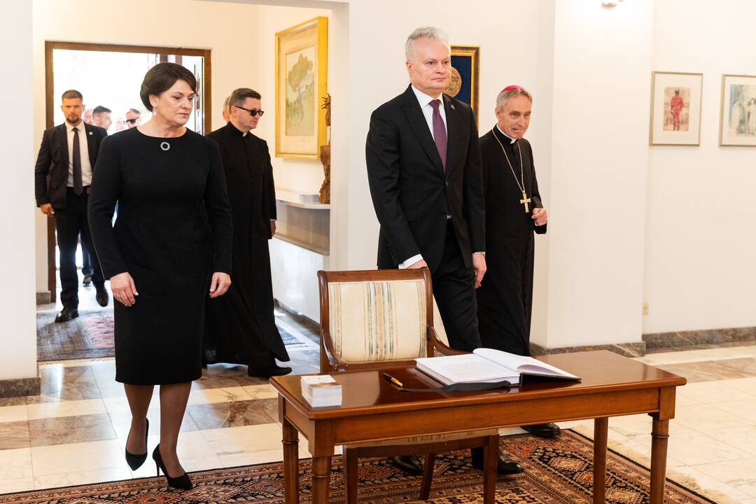 Pasirašymas užuojautų knygoje popiežiaus Pranciškaus atminimui pagerbti