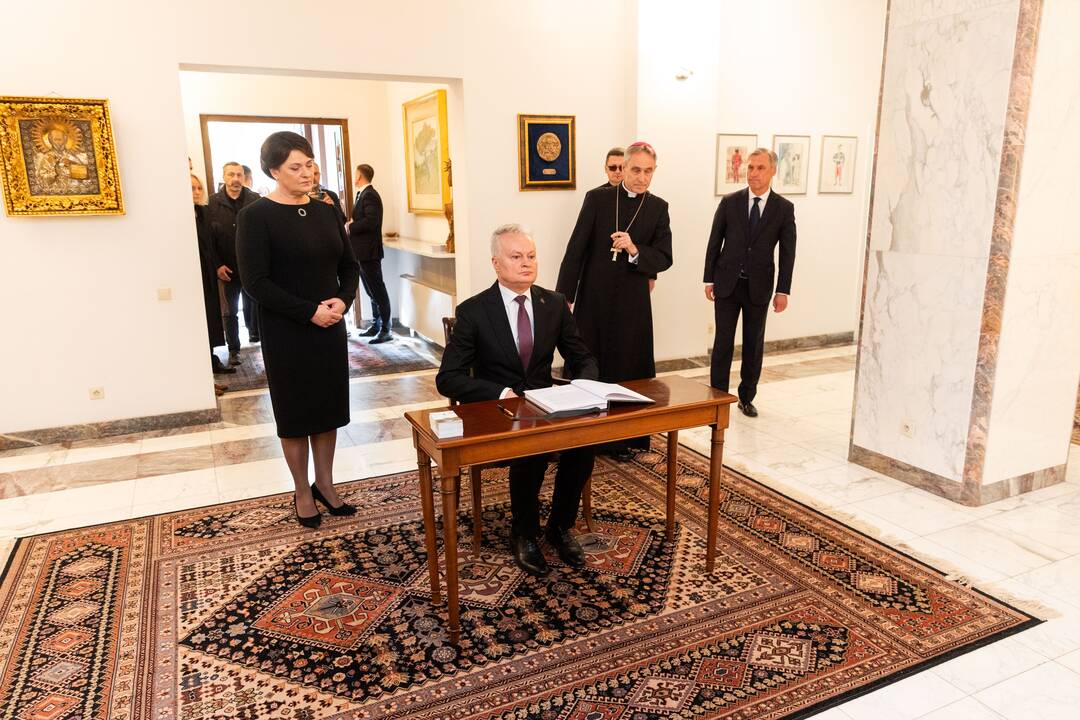 Pasirašymas užuojautų knygoje popiežiaus Pranciškaus atminimui pagerbti