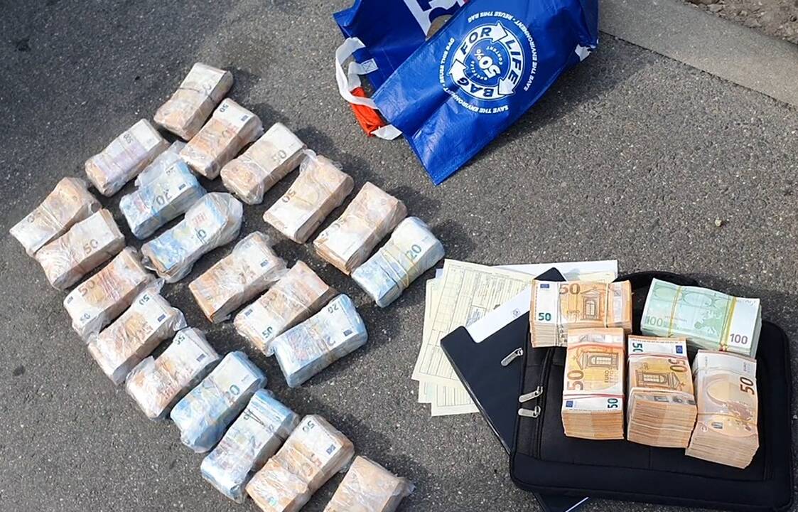 Kauno pareigūnai sulaikė stambią grynųjų pinigų kontrabandą