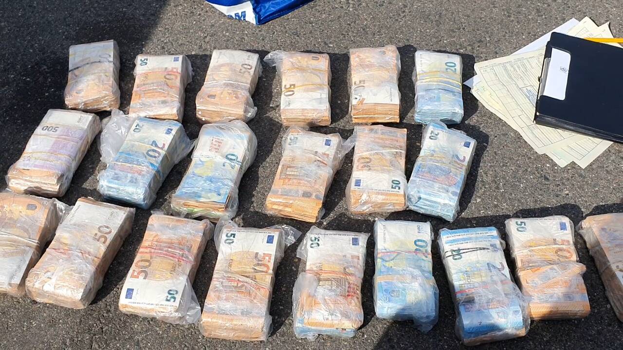Kauno pareigūnai sulaikė stambią grynųjų pinigų kontrabandą