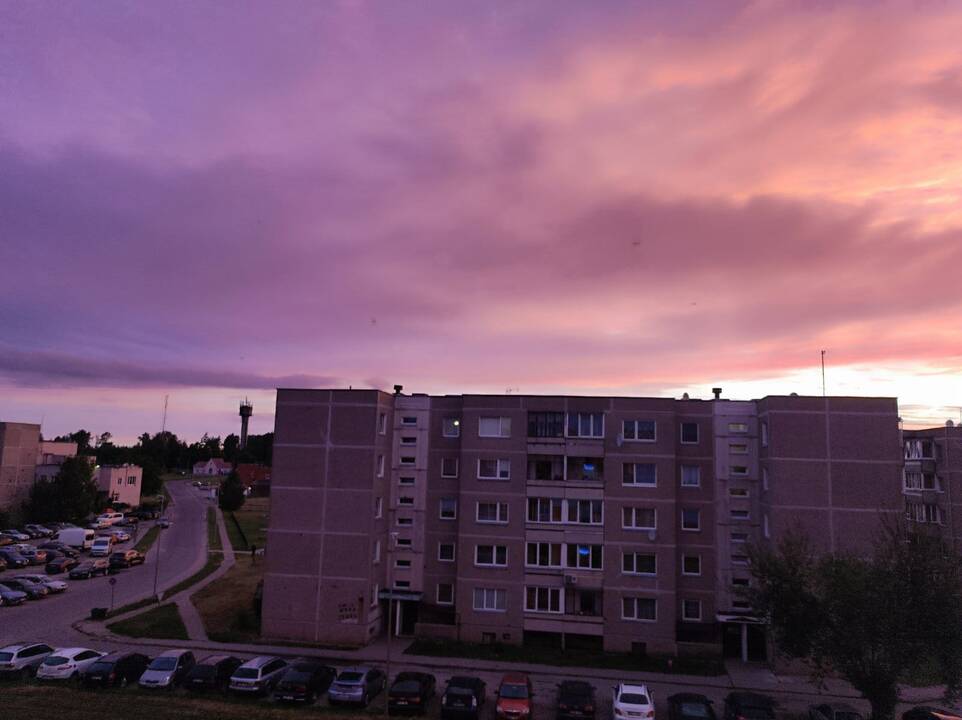 Tautiečiai mėgaujasi įspūdingu saulėlydžiu