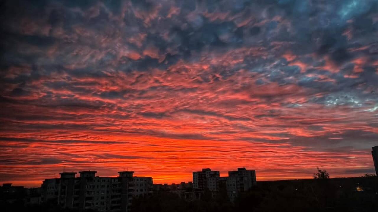 Tautiečiai mėgaujasi įspūdingu saulėlydžiu