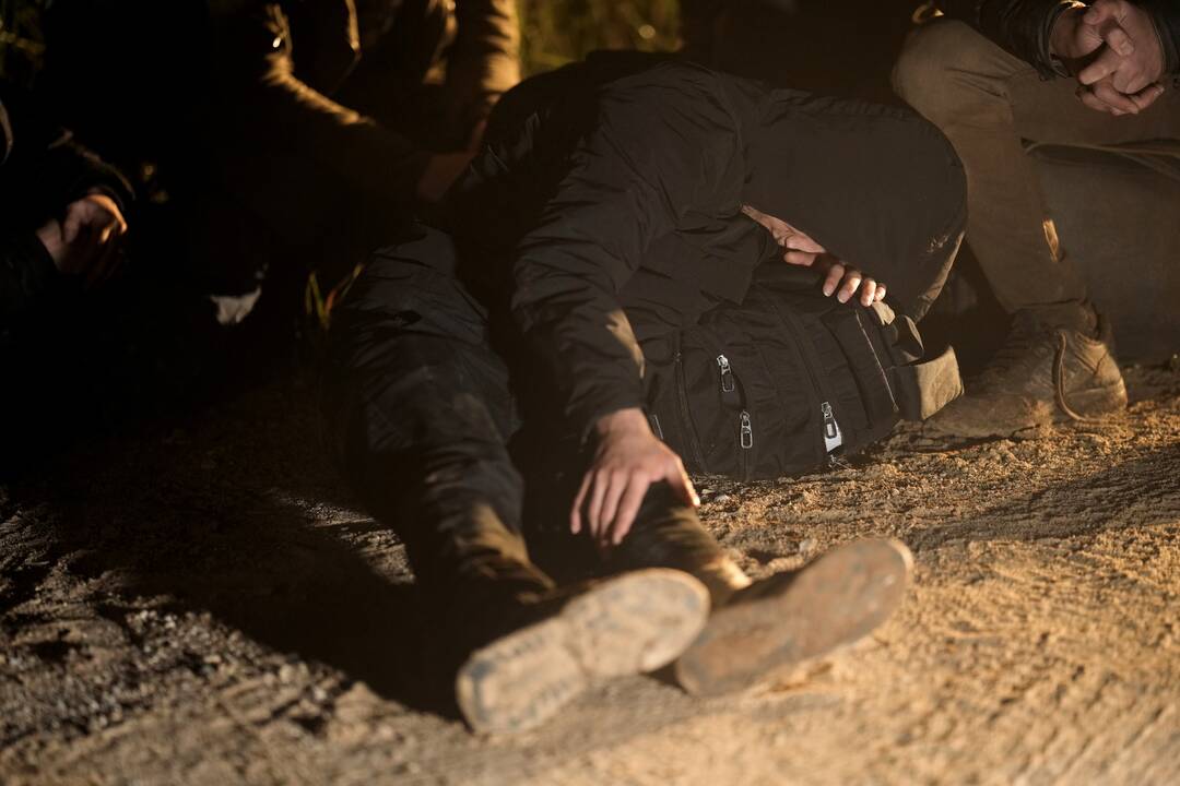 Latvija: baltarusių pasieniečiai nelegaliems migrantams siūlo šaunamųjų ginklų