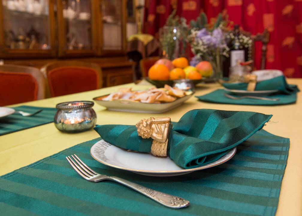 Požiūris: eglutės puošmenos J.Ambraškaitei – ne tik žaisliukai, bet jos giminės istorijos liudytojai. 