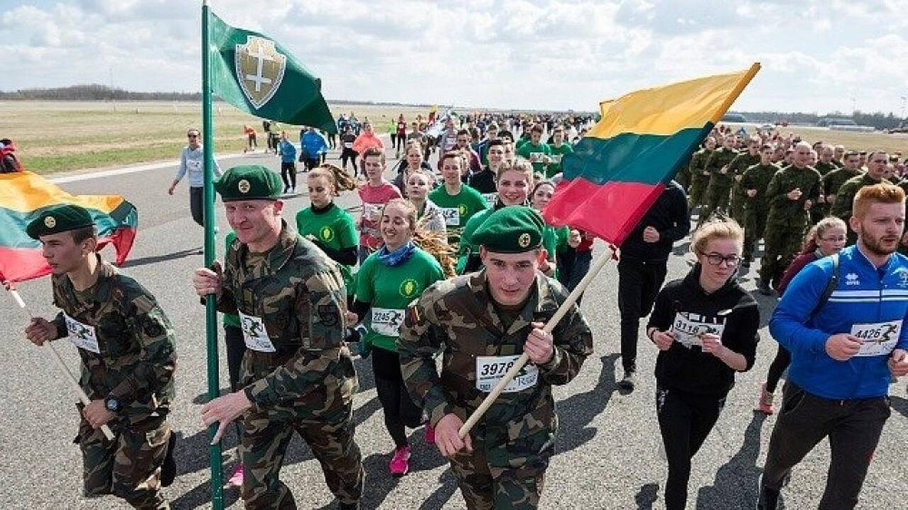 Šventės dalyviai bėgo taku, kuriuo kyla NATO karinių oro pajėgų lėktuvai