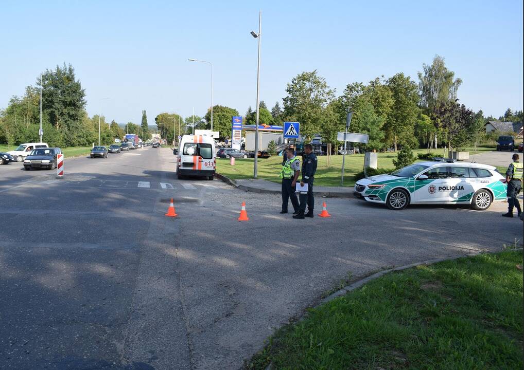 Pareigūnai prašo pagalbos: ieško automobilio ir motorolerio avarijos liudininkų