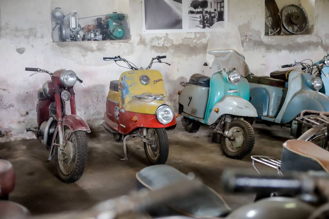 Pomėgis: motociklus jau daugiau nei 20 metų kolekcionuojantis Babtyno dvaro šeimininkas M.Šventoraitis teigia net pats nežinantis, iš kur tas kolekcininko genas.