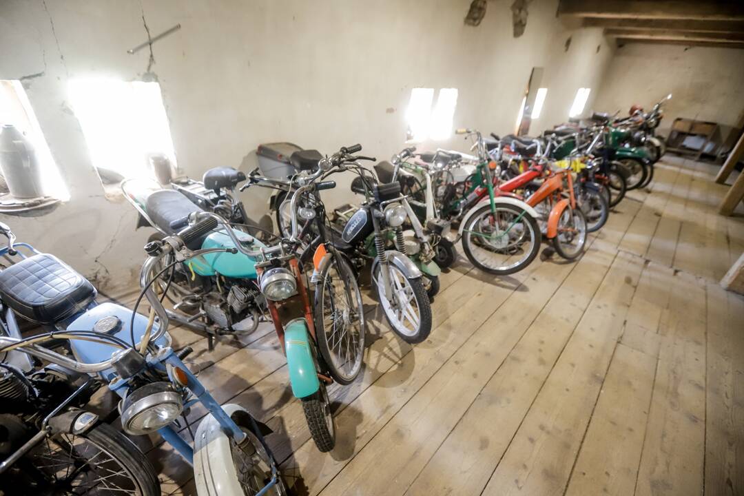 Pomėgis: motociklus jau daugiau nei 20 metų kolekcionuojantis Babtyno dvaro šeimininkas M.Šventoraitis teigia net pats nežinantis, iš kur tas kolekcininko genas.