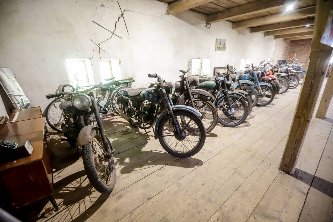Pomėgis: motociklus jau daugiau nei 20 metų kolekcionuojantis Babtyno dvaro šeimininkas M.Šventoraitis teigia net pats nežinantis, iš kur tas kolekcininko genas.