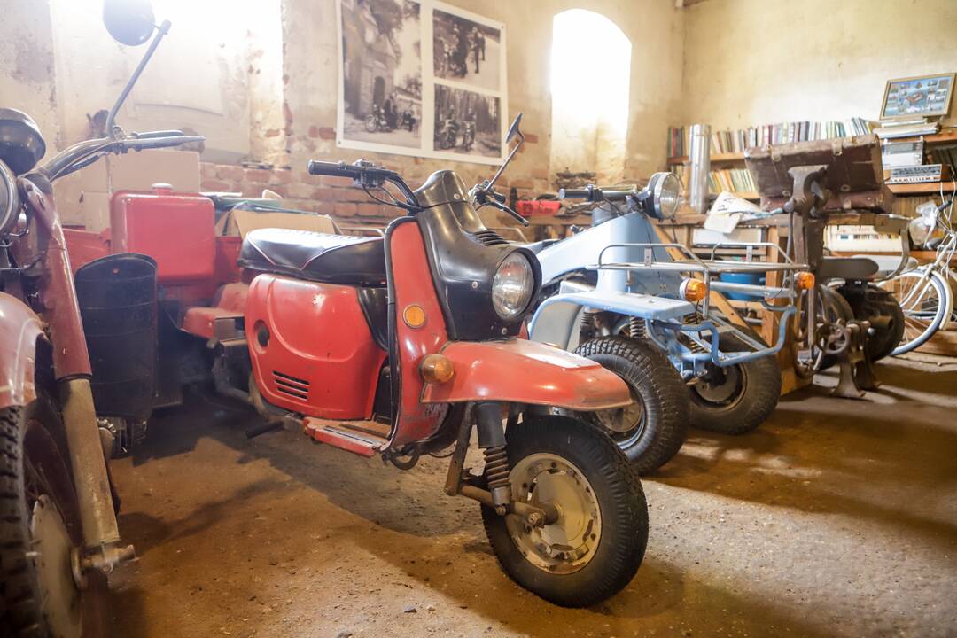 Pomėgis: motociklus jau daugiau nei 20 metų kolekcionuojantis Babtyno dvaro šeimininkas M.Šventoraitis teigia net pats nežinantis, iš kur tas kolekcininko genas.