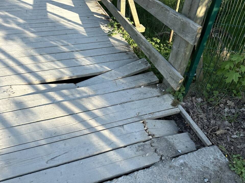 Skundai: prie Botanikos sodo kažkas sulaužė tiltelį, o Pramonės gatvėje rangovai paliko duobes dviračių take.