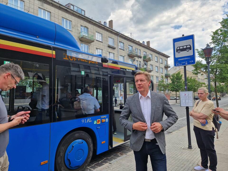 Patogumas: uostamiesčio meras A. Vaitkus irgi išbandė naująją sistemą, o „Klaipėdos keleivinio transporto“ direktoriaus pavaduotojas A. Samuilovas patikino, kad greitu metu ji veiks visuose autobusuose.