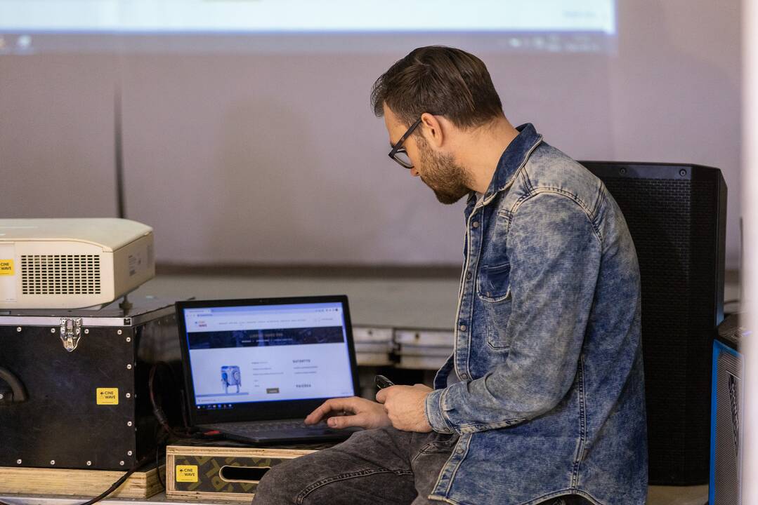   Privalumai: naujausia „Cinewave“ kino įranga galima nufilmuoti tiek reklaminę produkciją, tiek filmą.	