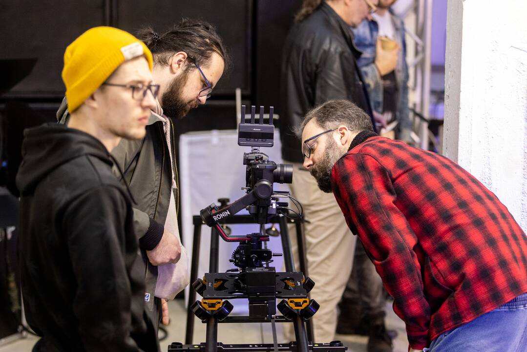   Privalumai: naujausia „Cinewave“ kino įranga galima nufilmuoti tiek reklaminę produkciją, tiek filmą.	