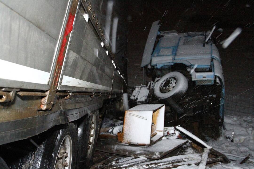 Panevėžyje vilkikas atsitrenkė į namo sieną
